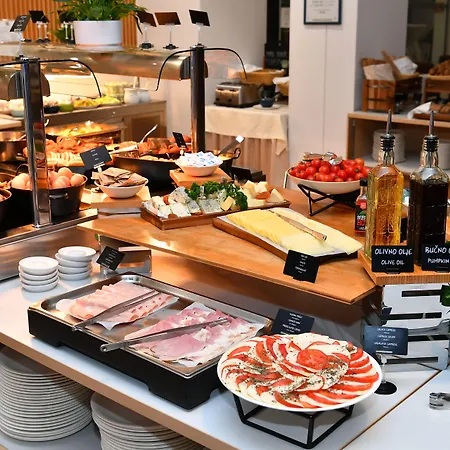 City Hotel Ljubljana 4*